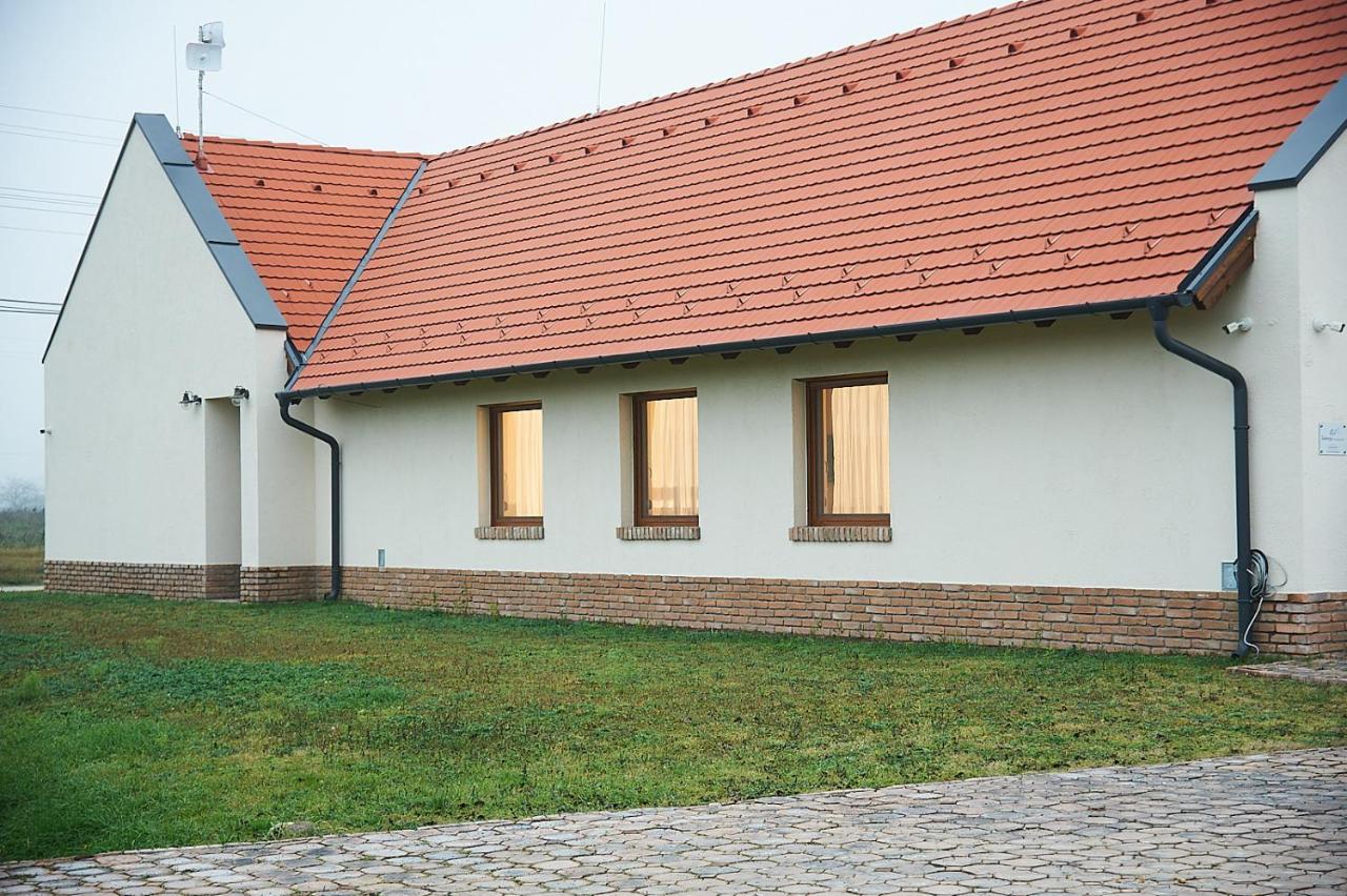 Vadvirag Vendeghaz Hotell Izsák Exteriör bild